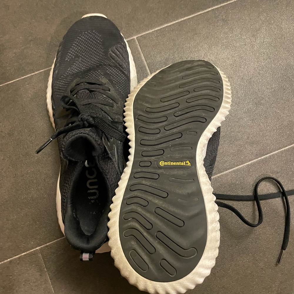 Men’s size 9 Adidas Alpha Bounce sneakers in excellent condition